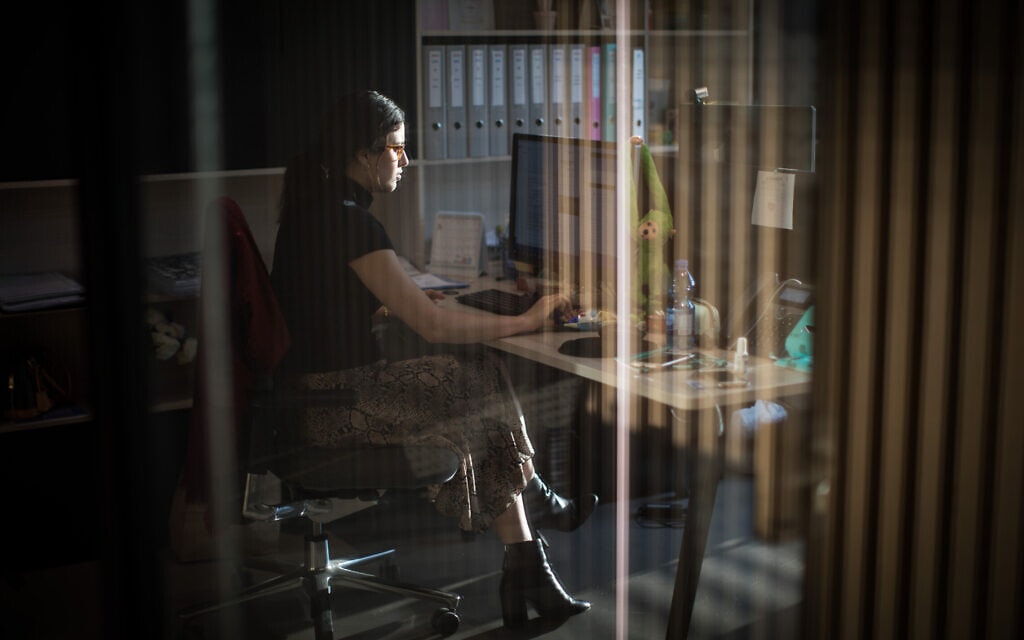 אילוסטרציה: עובדת בחברת הייטק בתל אביב (צילום: הדס פרוש/פלאש90)