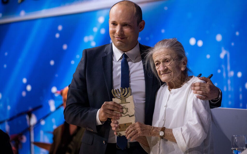 שר החינוך נפתלי בנט מעניק את פרס ישראל לנעמי פולני בטקס ביום העצמאות ה-71. 9 במאי 2019 (צילום: יהונתן זינדל/פלאש90)