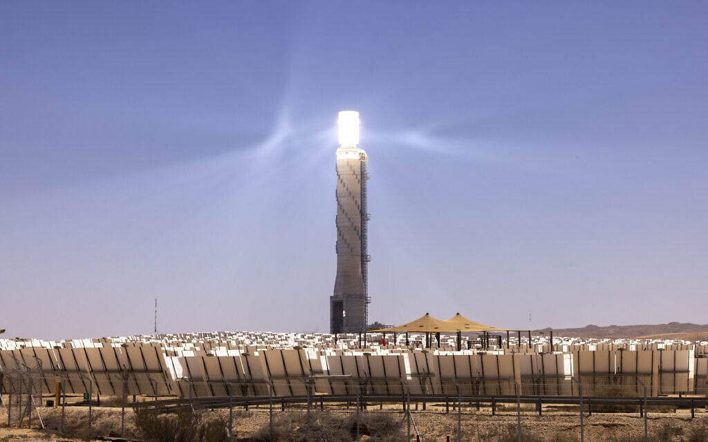 מגדל השמש בתחנת הכוח אשלים בנגב, יולי 2022 (צילום: נתי שוחט/פלאש90)