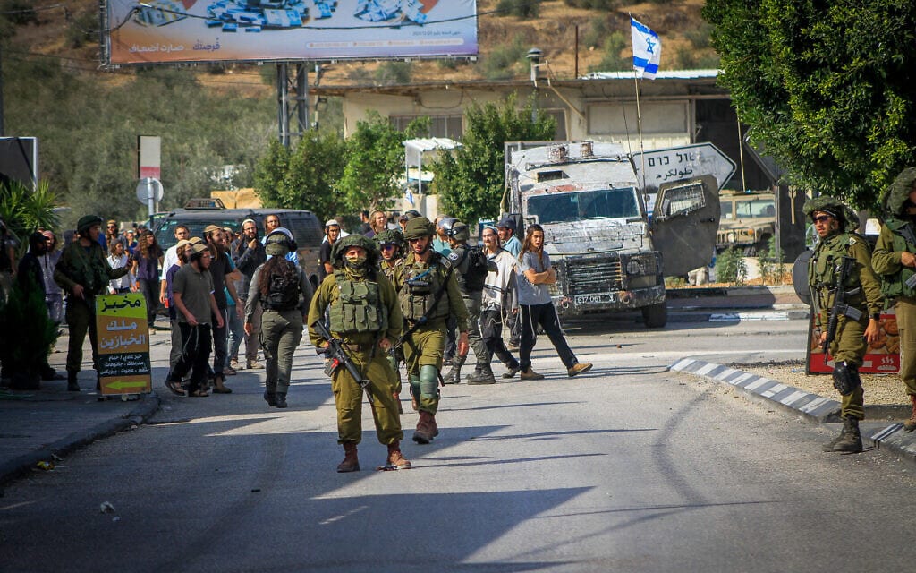 חיילי צה"ל מאבטחים הפגנה של מתנחלים סמוך לשכם, 2 בנובמבר 2023 (צילום: Nasser Ishtayeh/Flash90) חיילי צה"ל מאבטחים הפגנה של מתנחלים סמוך לשכם, 2 בנובמבר 2023 (צילום: Nasser Ishtayeh/Flash90)