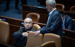 בני גנץ ובנימין נתניהו במליאת הכנסת, 25 בדצמבר 2023 (צילום: יונתן זינדל/פלאש90) בני גנץ ובנימין נתניהו במליאת הכנסת, 25 בדצמבר 2023 (צילום: יונתן זינדל/פלאש90)