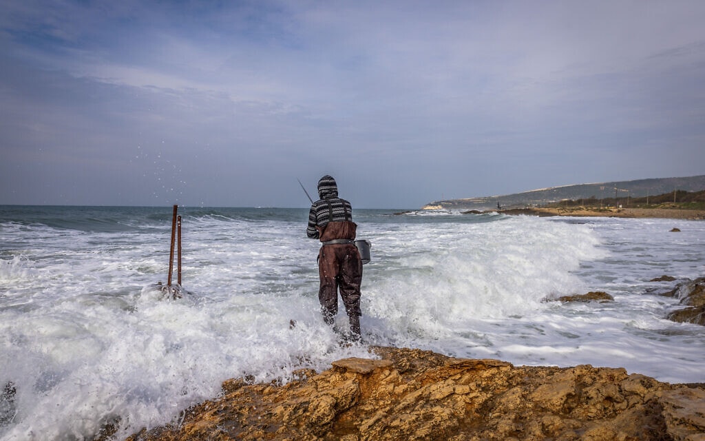 דייגים באכזיב, 17 בינואר 2024 (צילום: Yossi Aloni/Flash90)