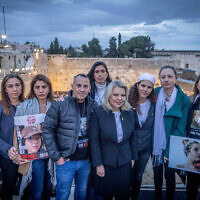 .שרה נתניהו עם בני משפחות חטופים בתפילה בכותל למען שחרור החטופים, מרץ 2024 (צילום: Chaim Goldberg/Flash90)