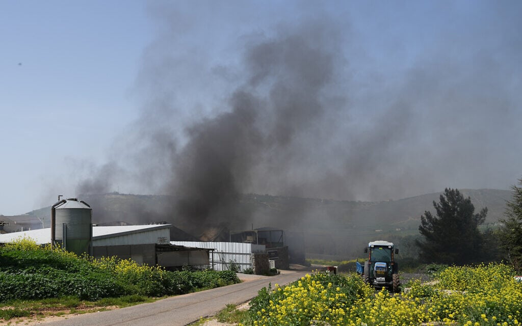 עשן מיתמר מעל מושב אביבים לאחר ירי רקטות מלבנון. 26 במרץ 2024 (צילום: Ayal Margolin/Flash90) עשן מיתמר מעל מושב אביבים לאחר ירי רקטות מלבנון. 26 במרץ 2024 (צילום: Ayal Margolin/Flash90)