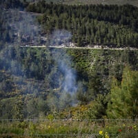 עשן מיתמר ביער ביריה בעקבות פגיעת שברי יירוט של טיל פטריוט, 28 במרץ 2024 (צילום: דוד כהן/פלאש90)
