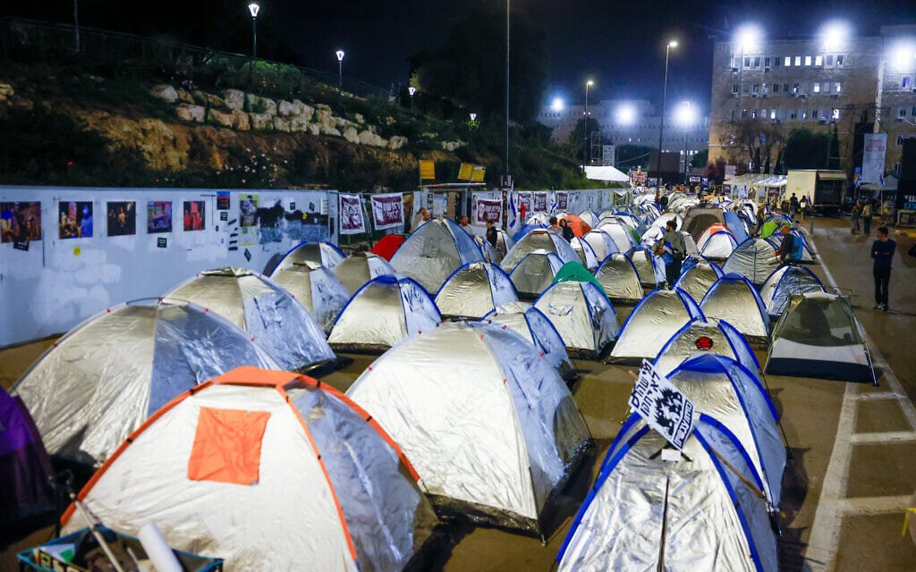 אוהלים שהקימו מפגינים ליד הכנסת. 31 במרץ 2024 (צילום: חיים גולדברג/פלאש90)