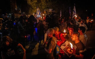 המשטרה מתעמתת עם מפגינים בהפגנה מחוץ למעון ראש הממשלה, 2 באפריל 2024 (צילום: חיים גולדברג/פלאש90) המשטרה מתעמתת עם מפגינים בהפגנה מחוץ למעון ראש הממשלה, 2 באפריל 2024 (צילום: חיים גולדברג/פלאש90)