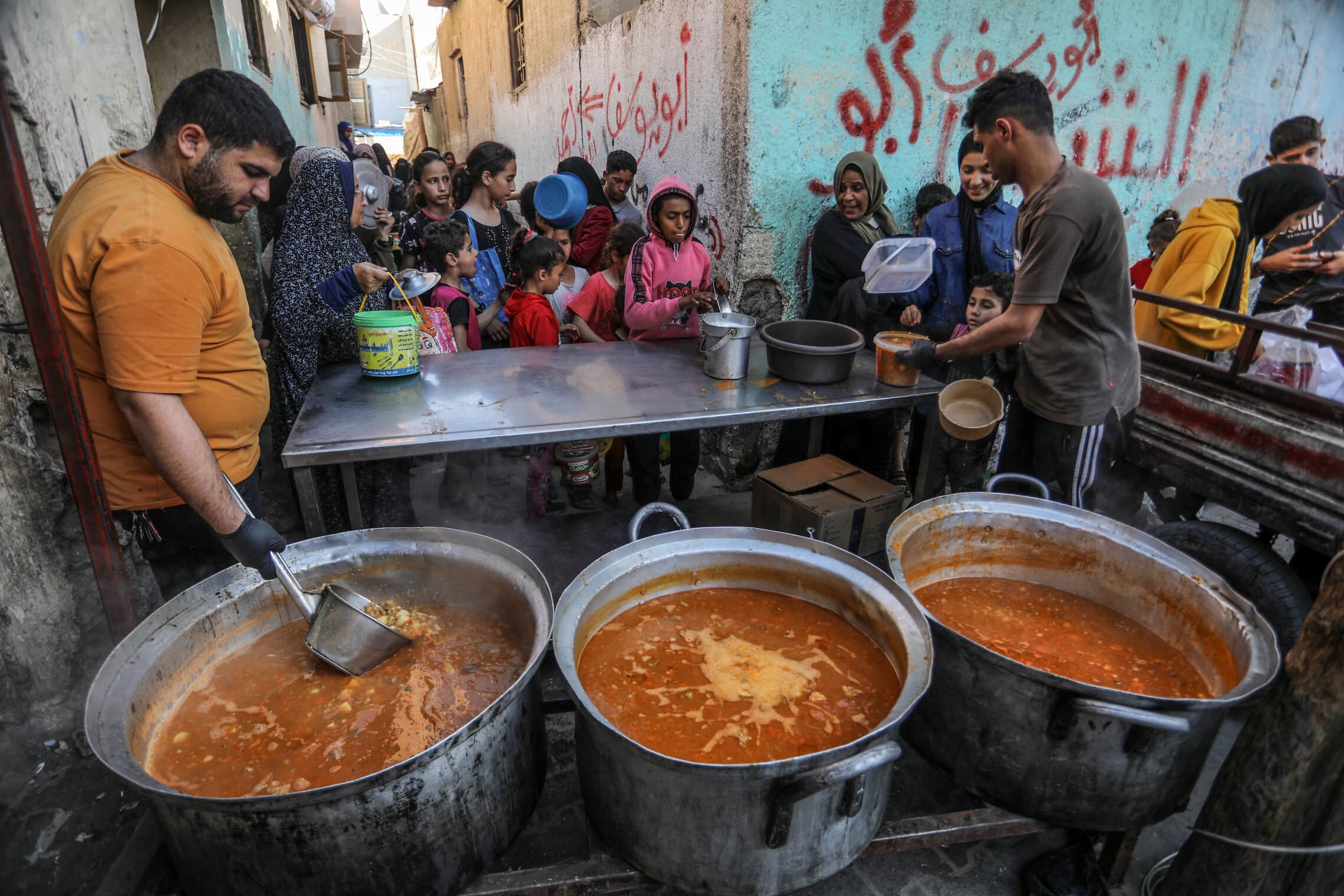 פלסטינים ממתינים לארוחה חמה ברצועת עזה, 4 באפריל 2024 (צילום: Abed Rahim Khatib/Flash90)