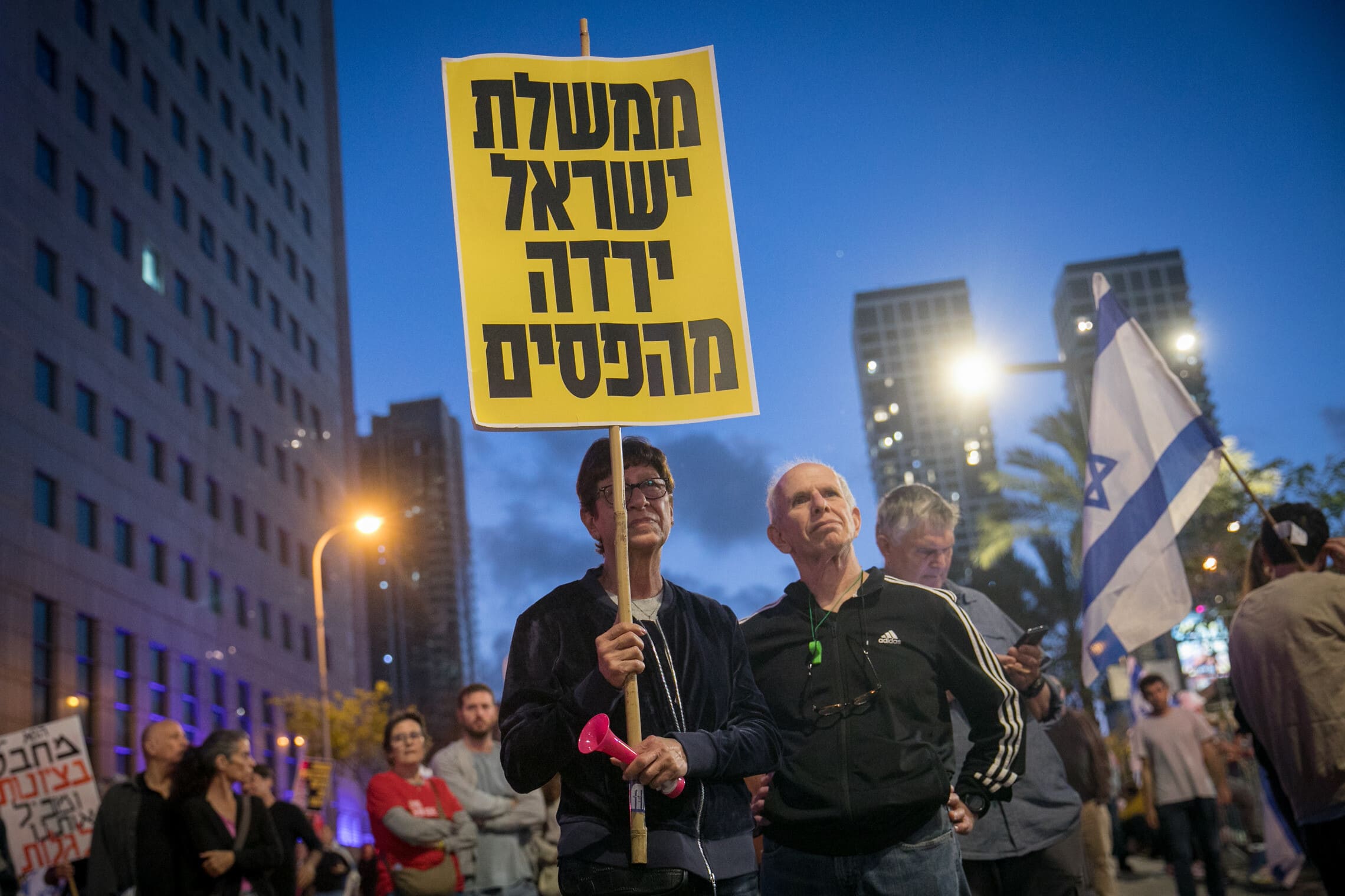 הפגנה בתל אביב נגד ממשלת בנימין נתניהו וקריאה לשחרור החטופים, 6 באפריל 2024 (צילום: מרים אלסטר/פלאש90)