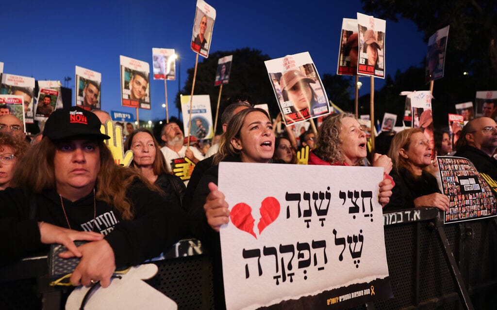 מחאה מול הכנסת הקוראת לשחרור החטופים המוחזקים בעזה, 7 באפריל 2024 (צילום: יונתן זינדל/פלאש90)
