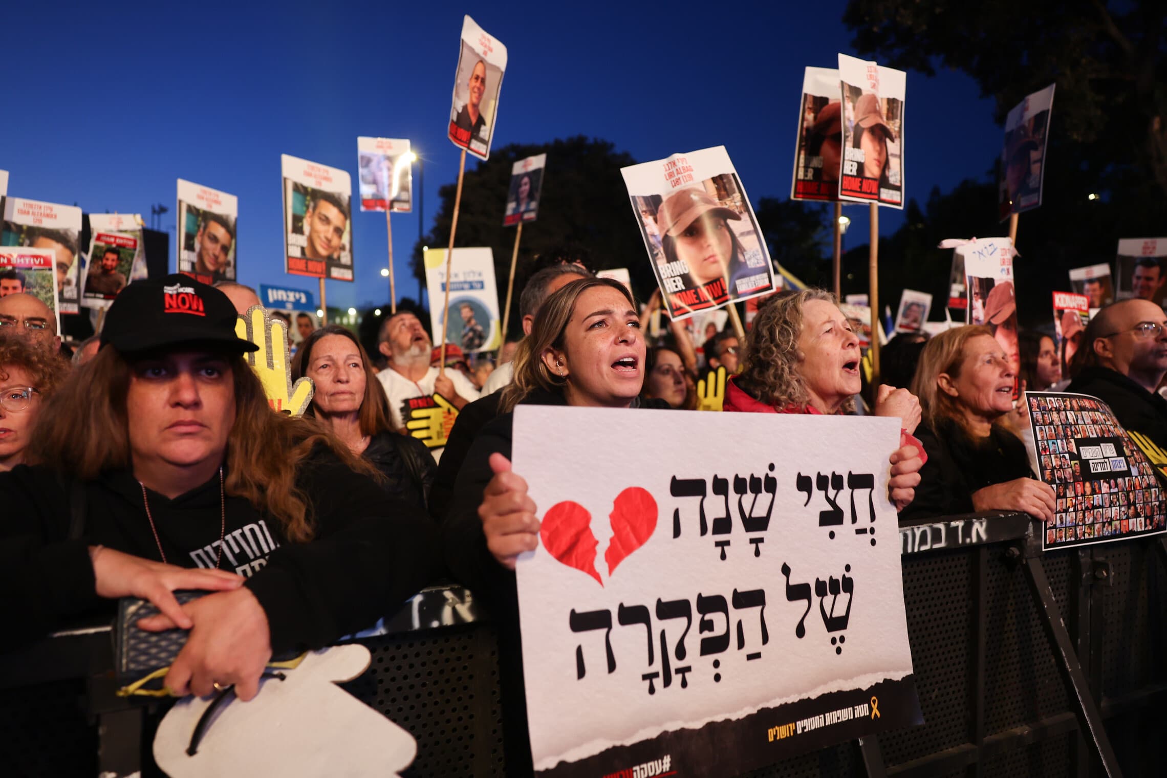 מחאה מול הכנסת הקוראת לשחרור החטופים המוחזקים בעזה, 7 באפריל 2024 (צילום: יונתן זינדל/פלאש90)