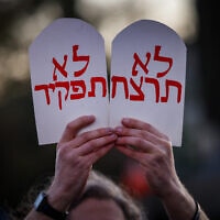 שלט בהפגנה לשחרור החטופים, אפריל 2024 (צילום: Chaim Goldberg/Flash90)