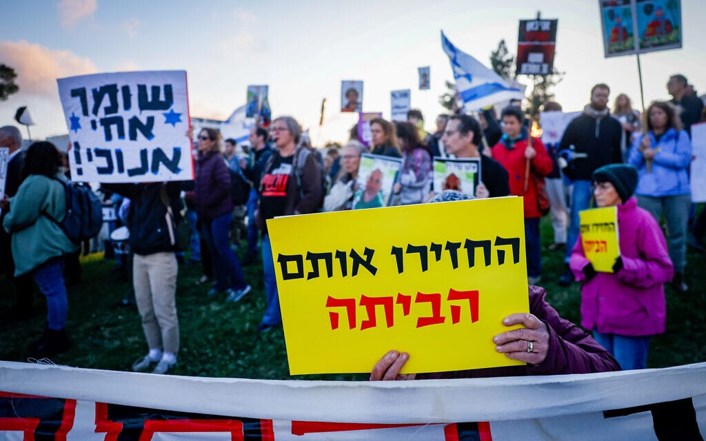 הפגנת משפחות חטופים מחוץ ללשכת ראש הממשלה בירושלים, 9 באפריל 2024 (צילום: Chaim Goldberg/Flash90)