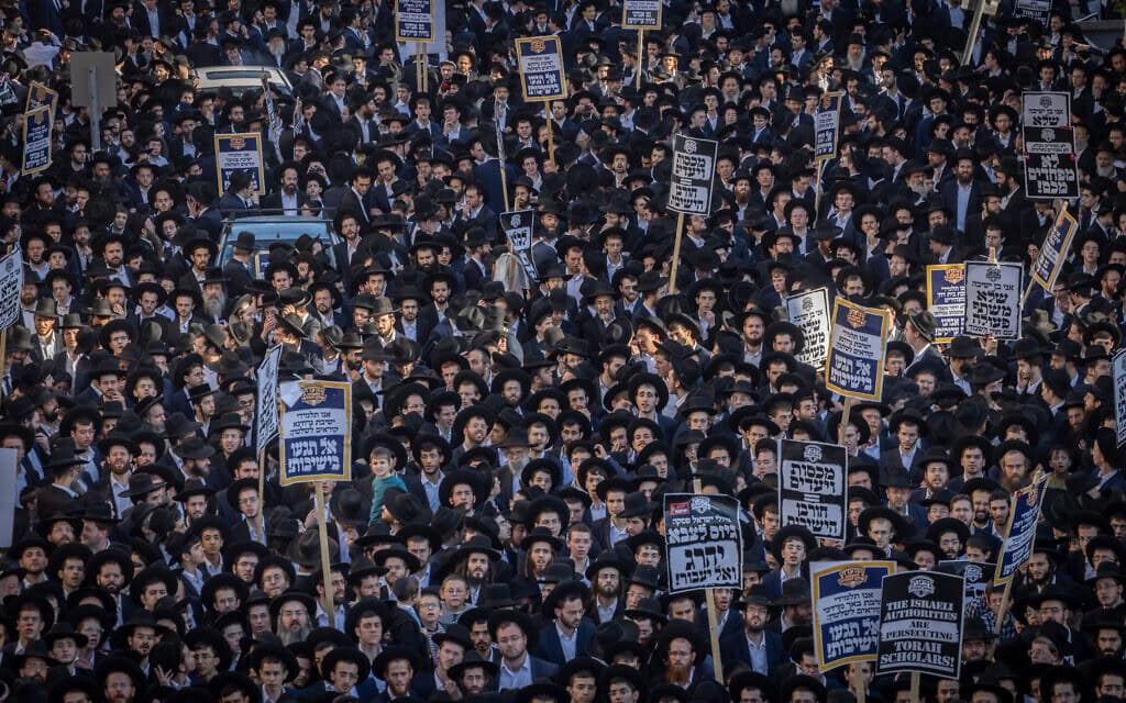 הפגנה נגד גיוס חרדים בירושלים, אפריל 2024 (צילום: חיים גולדברג/פלאש90)