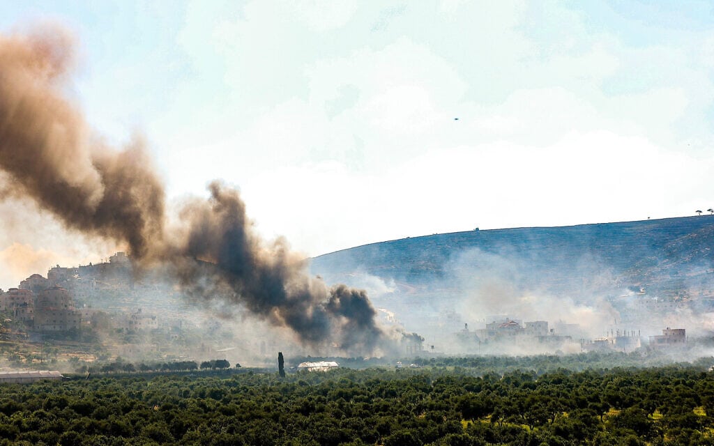 עשן עולה מהכפר דומא בגדה המערבית, לאחר שמתנחלים נכנסו לכפר והציתו מכוניות ובתים בעקבות רצח בנימין אחימאיר. 13 באפריל 2024 (צילום: איתי רון/פלאש90) עשן עולה מהכפר דומא בגדה המערבית, לאחר שמתנחלים נכנסו לכפר והציתו מכוניות ובתים בעקבות רצח בנימין אחימאיר. 13 באפריל 2024 (צילום: איתי רון/פלאש90)
