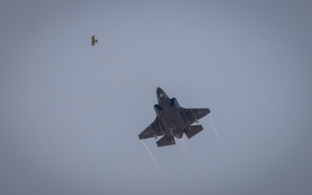 מטוס קרב ישראלי מעל בסיס צבאי במרכז הארץ, 14 באפריל 2024 (צילום: Chaim Goldberg/Flash90)