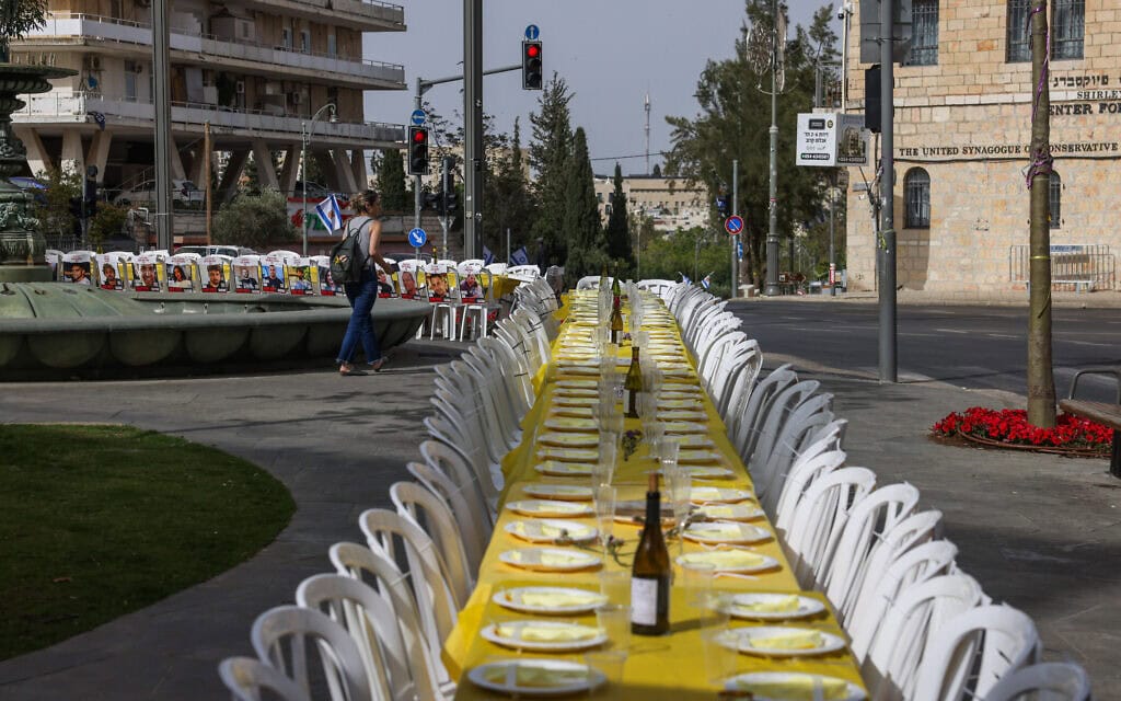 שולחן סדר סמלי לחטופים בירושלים, אפריל 2024 (צילום: Chaim Goldberg/Flash90)