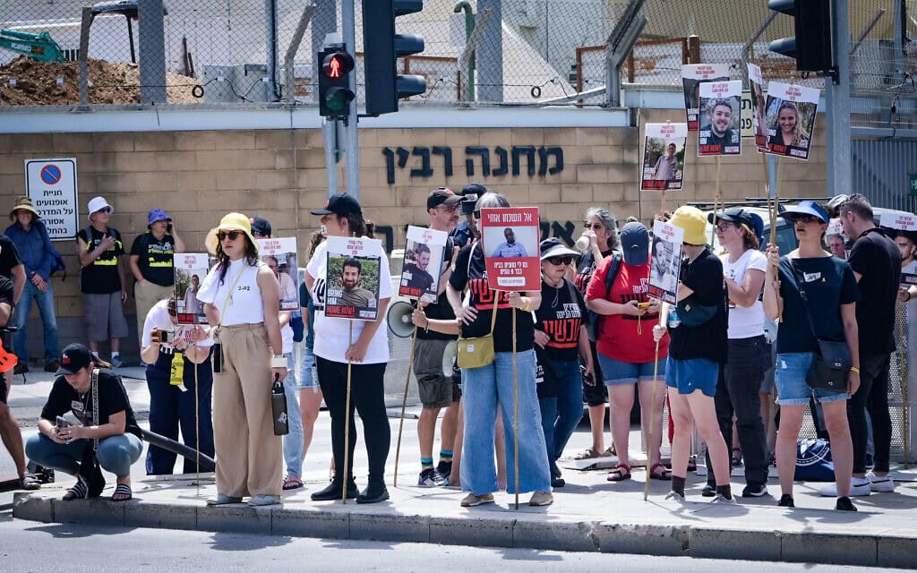 הפגנת משפחות חטופים בזמן ישיבת הקבינט בקריה בתל אביב, 25 באפריל 2024 (צילום: Avshalom Sassoni/Flash90)