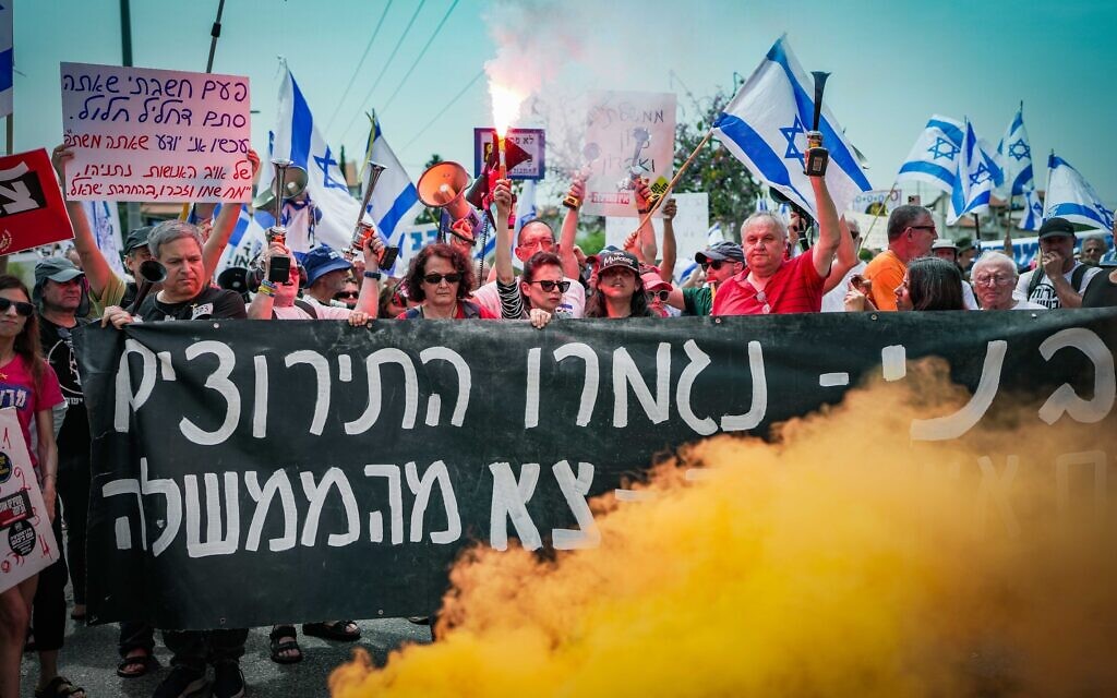 מפגינים ומשפחות חטופים מול ביתו של בני גנץ בדרישה לפרישה מהממשלה, 26 באפריל 2024 (צילום: Erik Marmor/Flash90)