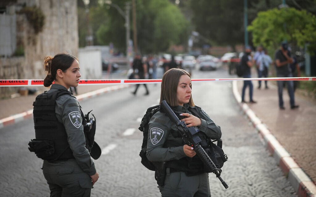שוטרות משמר הגבול בזירה ברמלה שבה אירע פיגוע דקירה, 26 באפריל 2024 (צילום: Jamal Awad/FLASH90)