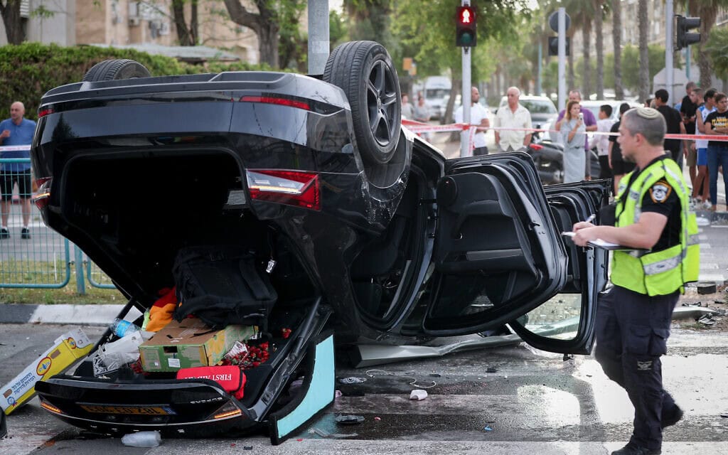 רכבו של השר לביטחון לאומי איתמר בן גביר, לאחר שנפגע בתאונת דרכים ברמלה, 26 באפריל 2024 (צילום: Jamal Awad/FLASH90)