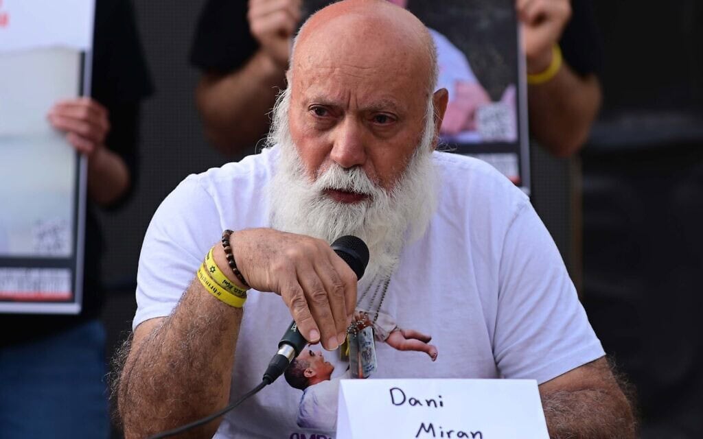 דני מירן, אביו של החטוף עמרי מירן בהצהרה בכיכר החטופים, 29 באפריל 2024 (צילום: Tomer Neuberg/FLASH90)
