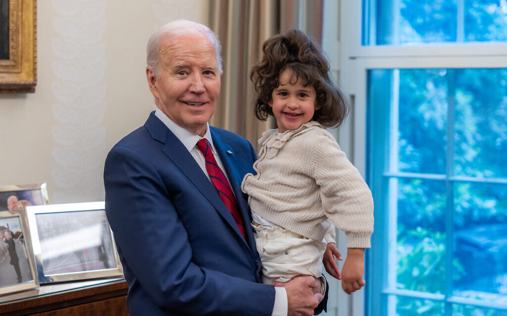 נשיא ארה"ב ג'ו ביידן ואביגיל עידן בת ה-4 ששוחררה משבי חמאס, 24 באפריל 2024 (צילום: Official Biden account on X)
