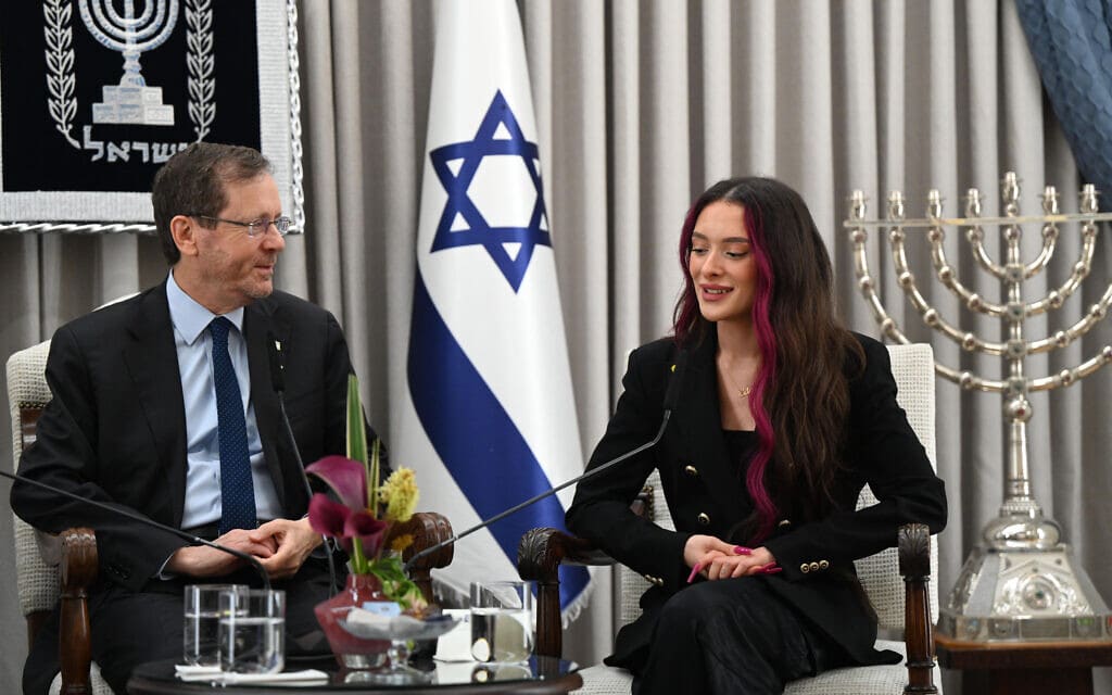 הנשיא יצחק הרצוג לצד נציגת ישראל לאירוויזיון עדן גולן. 2 באפריל 2024 (צילום: חיים צח/לע״מ)