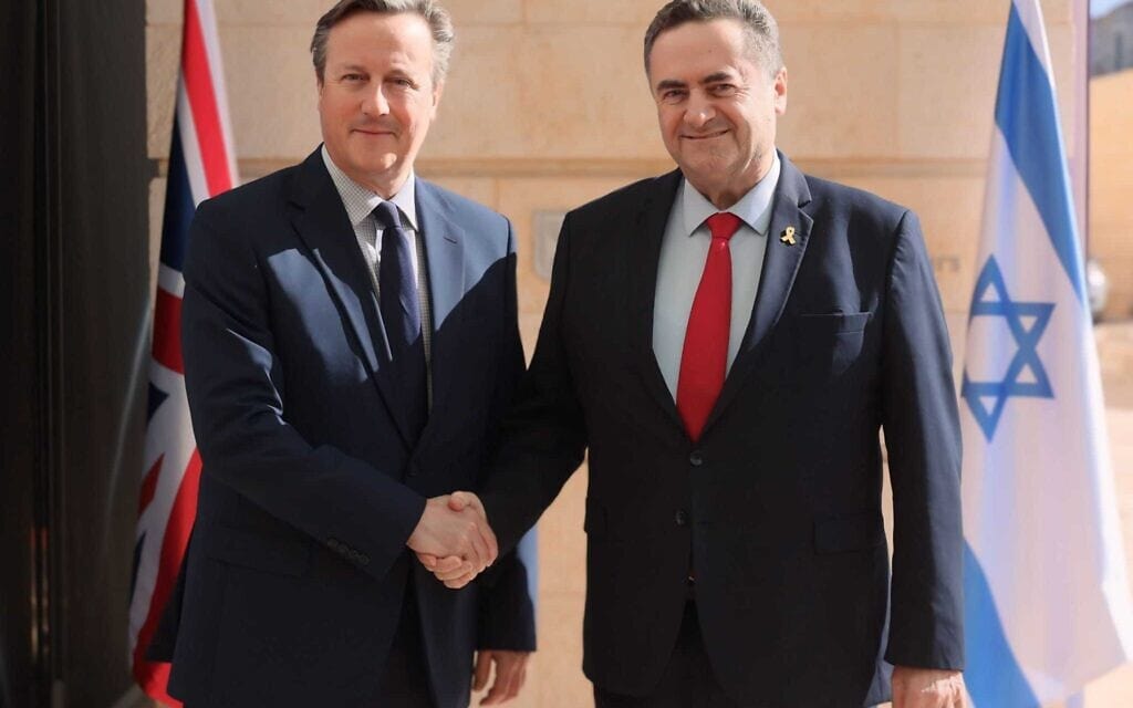 שר החוץ ישראל כ"ץ לוחץ את ידו של שר החוץ של בריטניה דיוויד קמרון. 17 באפריל 2024 (צילום: סיון שחור, לע"מ)