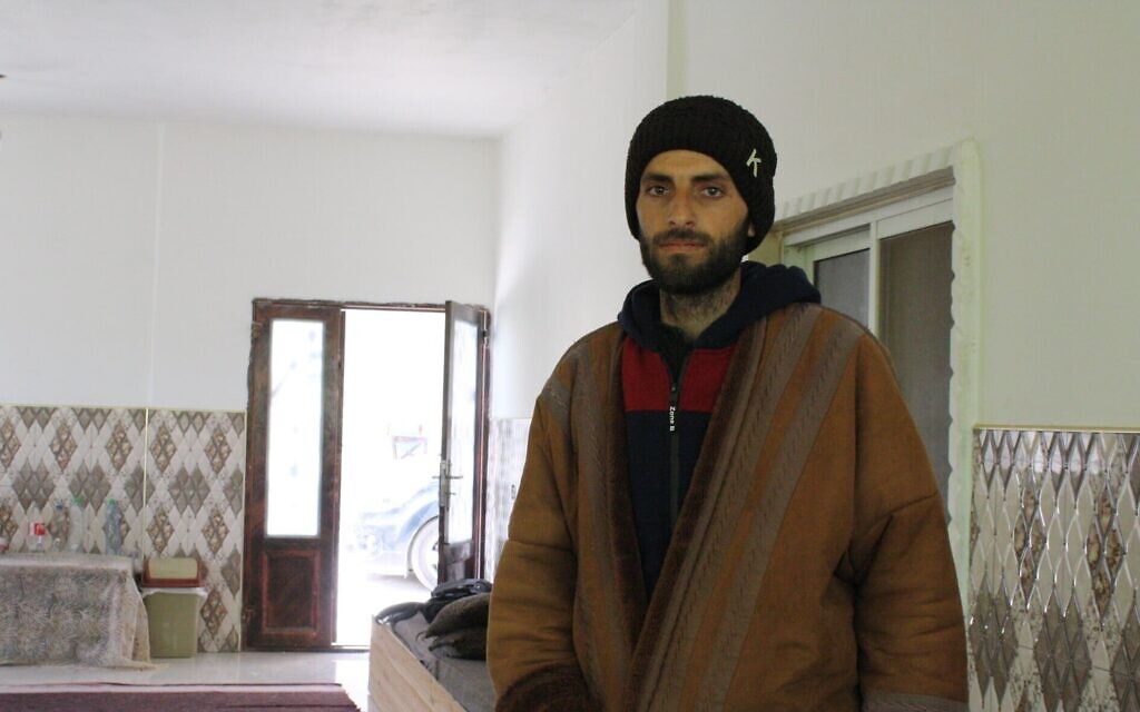 זכריא אל-עדרא, שנורה ונפצע באורח חמור על ידי מתנחל באוקטובר 2023, בביתו בכפר א-תוואני בגדה המערבית, 31 במרץ 2024 (צילום: ג'רמי שרון)