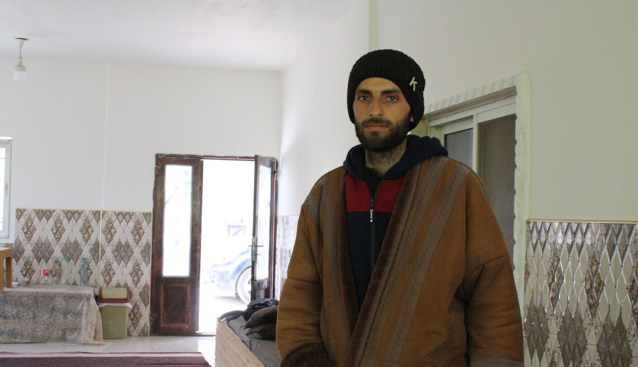 זכריא אל-עדרא, שנורה ונפצע באורח חמור על ידי מתנחל באוקטובר 2023, בביתו בכפר א-תוואני בגדה המערבית, 31 במרץ 2024 (צילום: ג'רמי שרון)