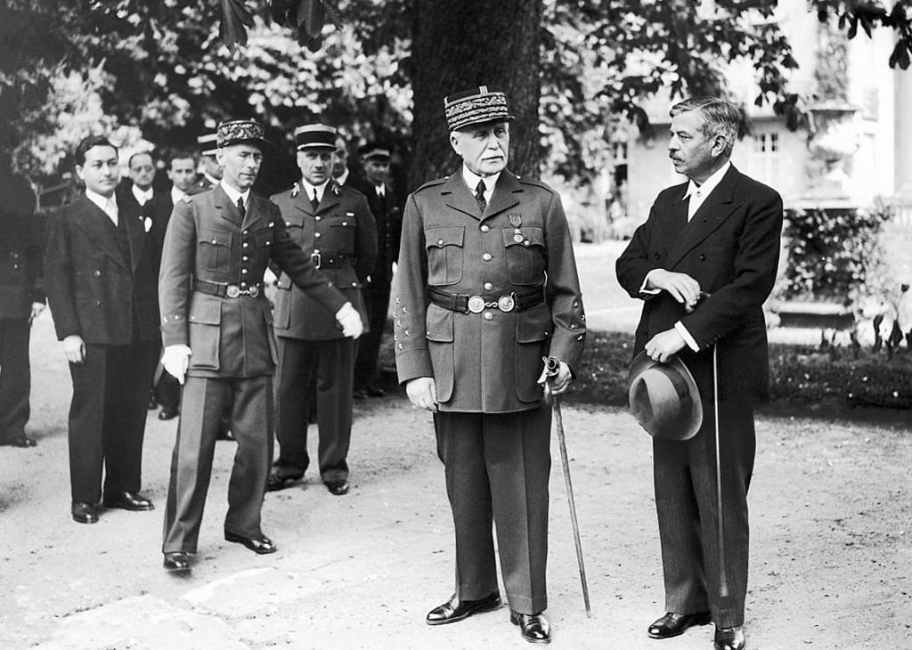 המרשל פיליפ פטן וראש הממשלה פייר לאוואל בגן אחוזת סבינייה בווישי ב-1942 (צילום: Keystone-France/Gamma-Keystone via Getty Images/ public domain)