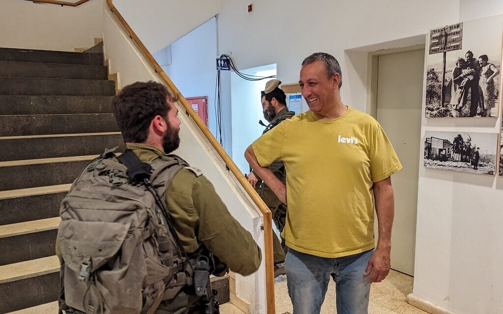 מילואימניק מעדכן את ראש המועצה המקומית מטולה דוד אזולאי באירועי הלילה, אפריל 2024 (צילום: אבנר הופשטיין) מילואימניק מעדכן את ראש המועצה המקומית מטולה דוד אזולאי באירועי הלילה, אפריל 2024 (צילום: אבנר הופשטיין)