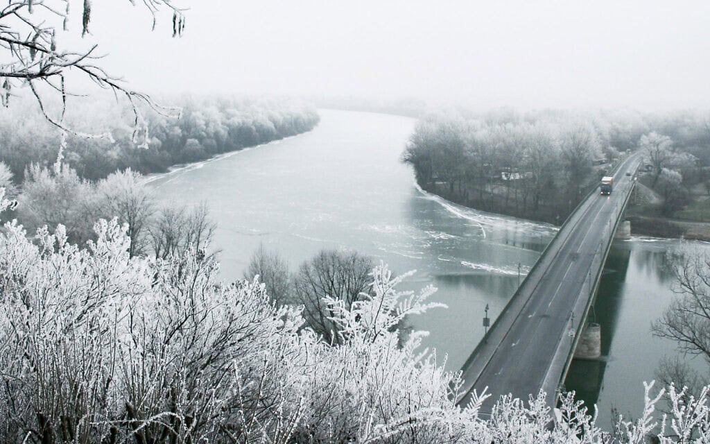 נחל טיצה בחורף ומעליו הגשר בטוקאי, הונגריה (צילום: Takkk, ויקיפדיה)