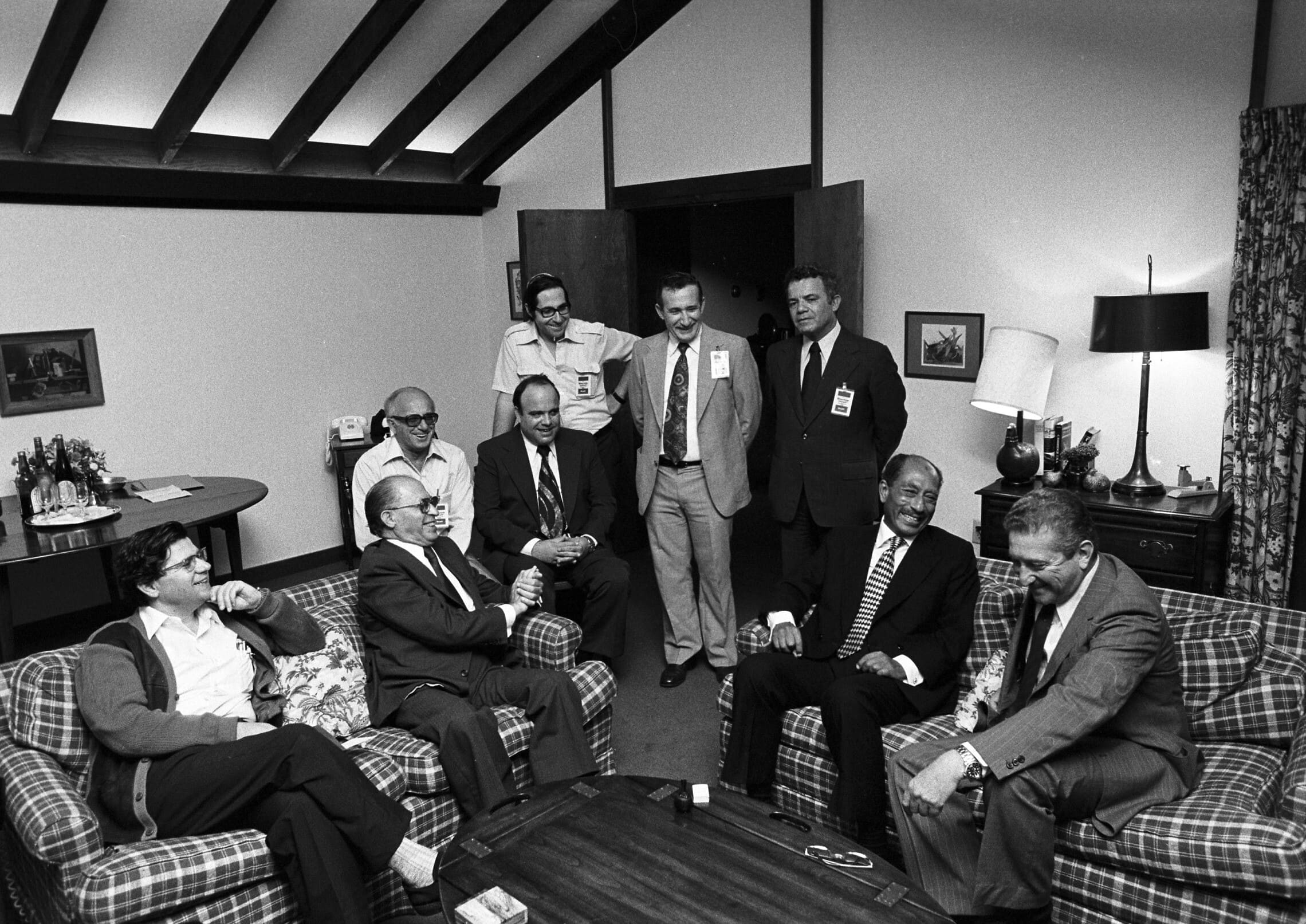 פסגה בקמפ דיוויד בהשתתפות עזר ויצמן, אנואר סאדאת, מנחם בגין ואהרן ברק, 17 בספטמבר 1978 (צילום: CIA)