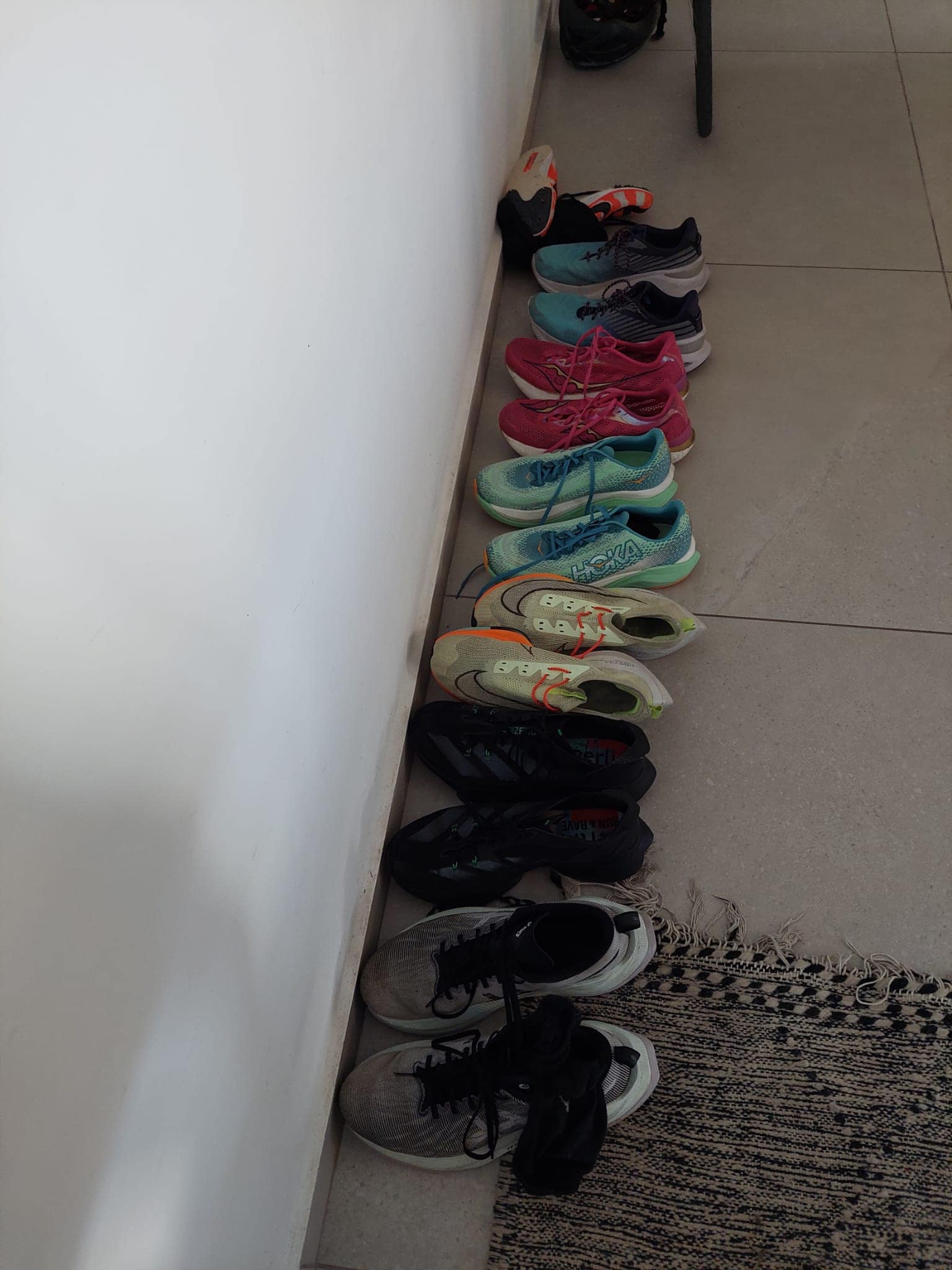 נעלי הספורט של ניצן מנו בדירתו בדרום תל אביב (צילום: ניצן מנו)
