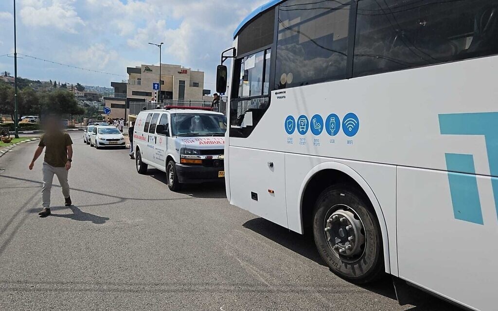 אוטובוס שנפגע בפיגוע ירי בכביש 55 בגדה, 7 באפריל 2024 (צילום: מד״א) אוטובוס שנפגע בפיגוע ירי בכביש 55 בגדה, 7 באפריל 2024 (צילום: מד״א)