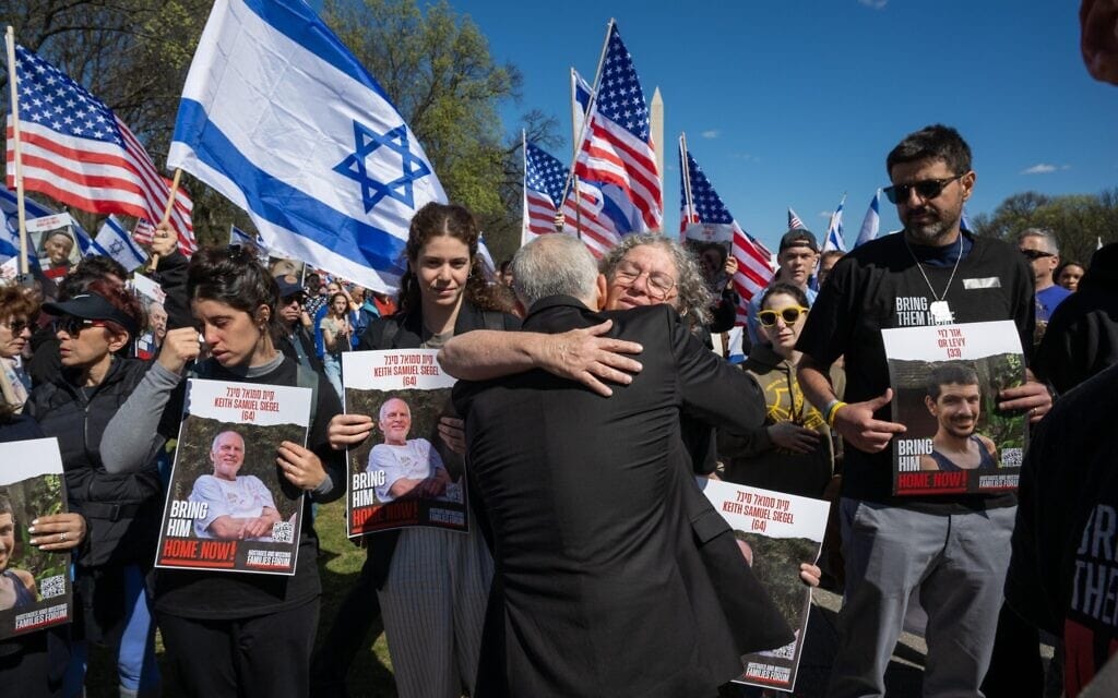 ראש האופוזיציה יאיר לפיד מתחבק עם אביבה סיגל בעצרת למען החטופים בוושינגטון. 8 באפריל 2024 (צילום: שחר עזרן)