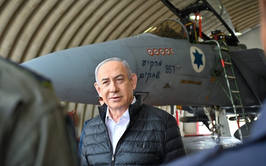 ראש הממשלה בנימין נתניהו לצד F-15 בביקור בבסיס תל נוף. 11 באפריל 2024 (צילום: קובי גדעון/לע״מ)