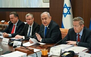 מזכיר הממשלה יוסי פוקס, ראש הממשלה בנימין נתניהו, שר המשפטים יריב לוין ושר החוץ ישראל כ"ץ, 17 באפריל 2024 (צילום: מעיין טואף, לע"מ) מזכיר הממשלה יוסי פוקס, ראש הממשלה בנימין נתניהו, שר המשפטים יריב לוין ושר החוץ ישראל כ"ץ, 17 באפריל 2024 (צילום: מעיין טואף, לע"מ)
