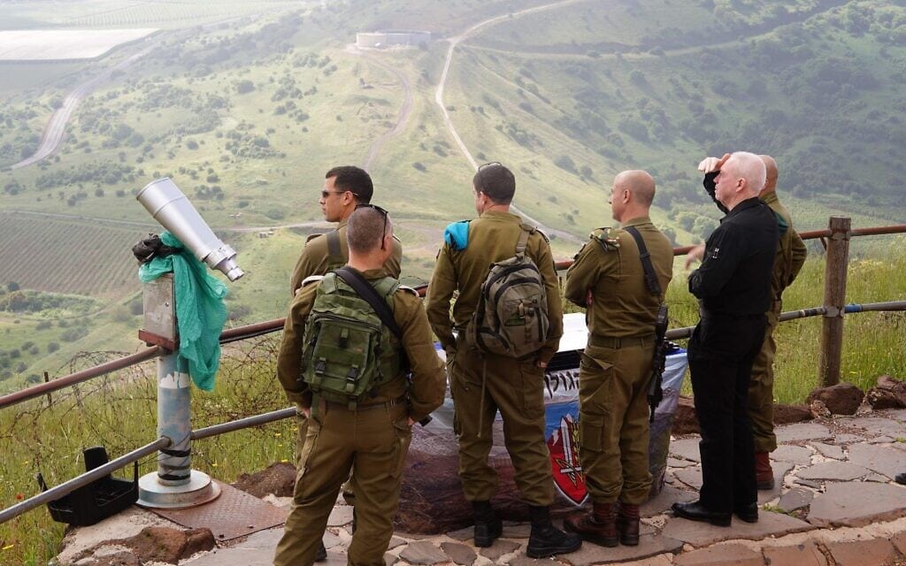 שר הביטחון יואב גלנט ברמת הגולן. 21 באפריל 2024 (צילום: אלעד מלכה / משרד הביטחון) שר הביטחון יואב גלנט ברמת הגולן. 21 באפריל 2024 (צילום: אלעד מלכה / משרד הביטחון)