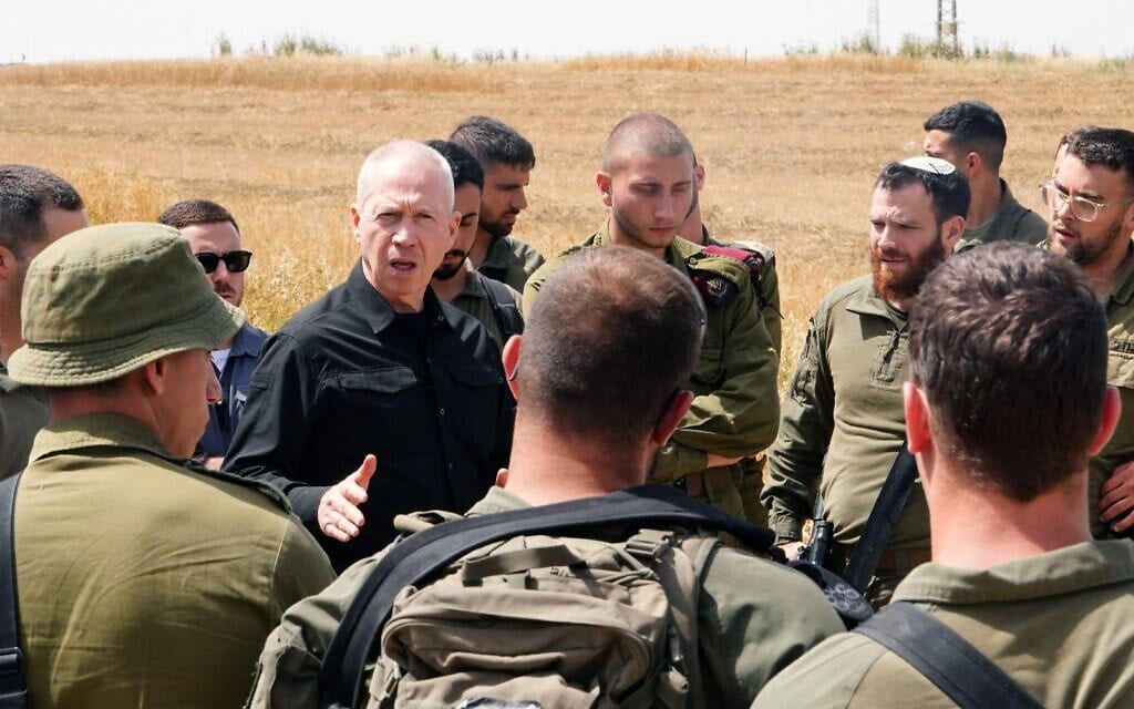 שר הביטחון יואב גלנט על גבול עזה עם חיילי גדוד נצח יהודה, 22 באפריל 2024 (צילום: אלעד מלכה) שר הביטחון יואב גלנט על גבול עזה עם חיילי גדוד נצח יהודה, 22 באפריל 2024 (צילום: אלעד מלכה)