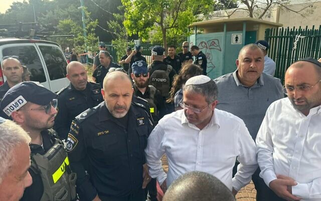 השר לביטחון לאומי איתמר בן גביר ומפקד מחוז מרכז בזירת הפיגוע ברמלה, 26 באפריל 2024 השר לביטחון לאומי איתמר בן גביר ומפקד מחוז מרכז בזירת הפיגוע ברמלה, 26 באפריל 2024