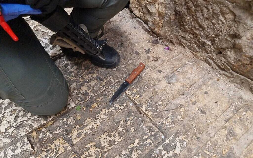 סכין ששימשה לפיגוע ליד שער הפרחים בירושלים. 30 באפריל 2024 (צילום: דוברות המשטרה)