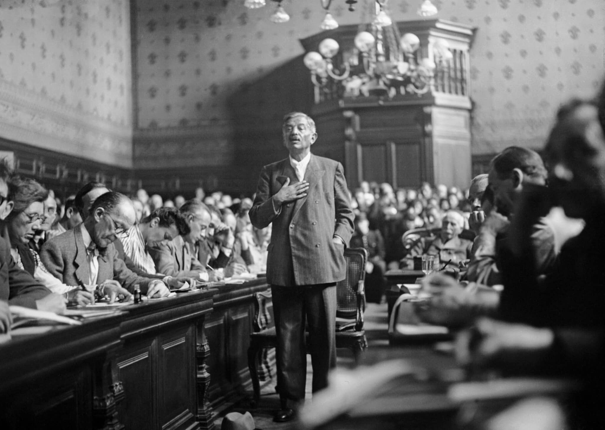 פייר לאוואל, לשעבר סגן נשיא מועצת ממשלת וישי, מדבר במהלך משפטו של פיליפ פטן ביולי 1945 (צילום: AFP)