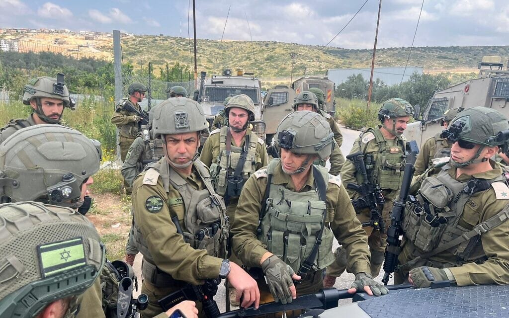 מפקד אוגדת יהודה ושומרון ומפקד חטיבת אפרים במקום פיגוע הירי בכביש 55. 7 באפריל 2024 (צילום: דובר צה״ל) מפקד אוגדת יהודה ושומרון ומפקד חטיבת אפרים במקום פיגוע הירי בכביש 55. 7 באפריל 2024 (צילום: דובר צה״ל)