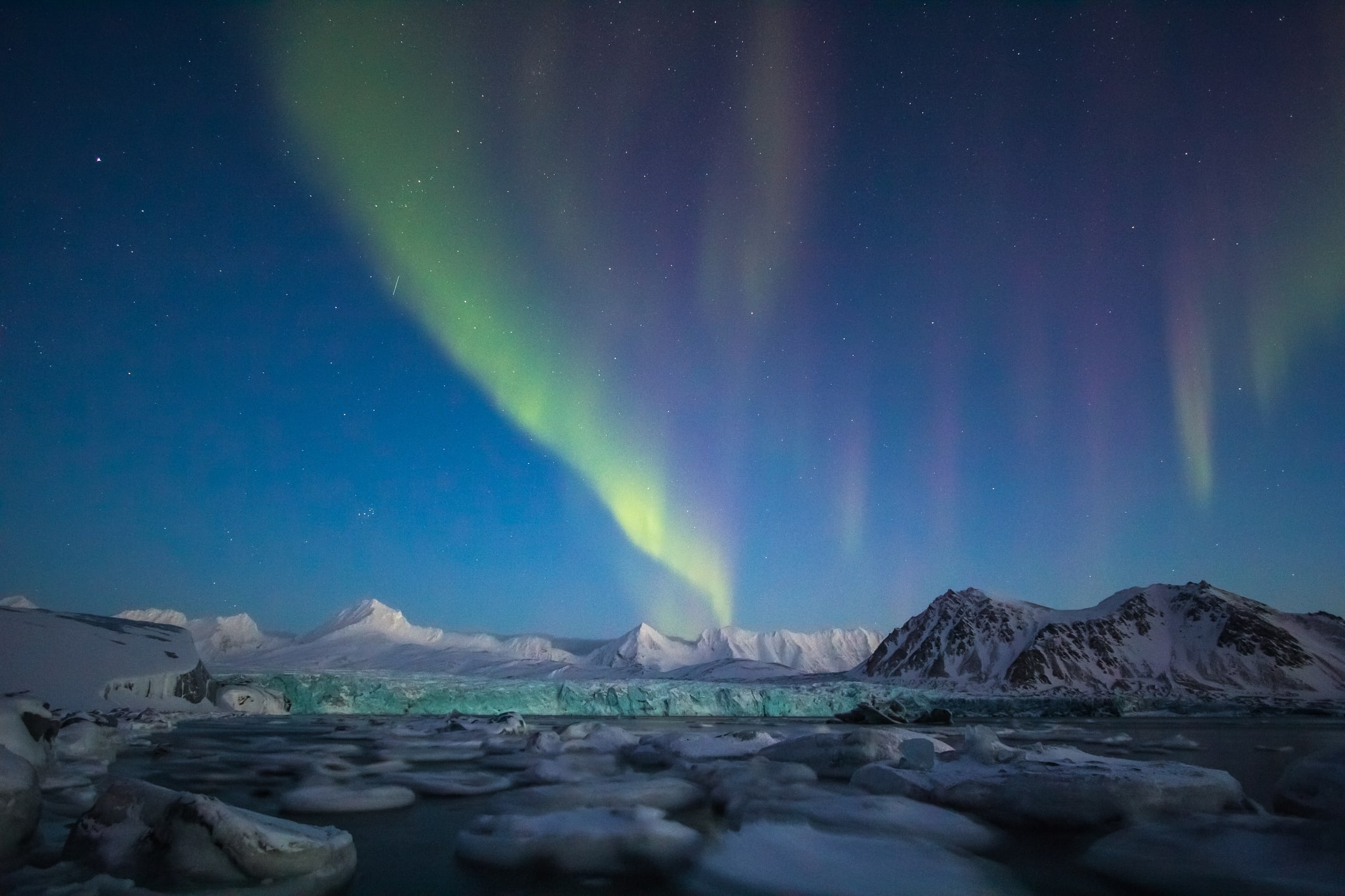 &quot;אורות צפוניים&quot; מעל איים קטנים בים הארקטי בצפון סקנדינביה