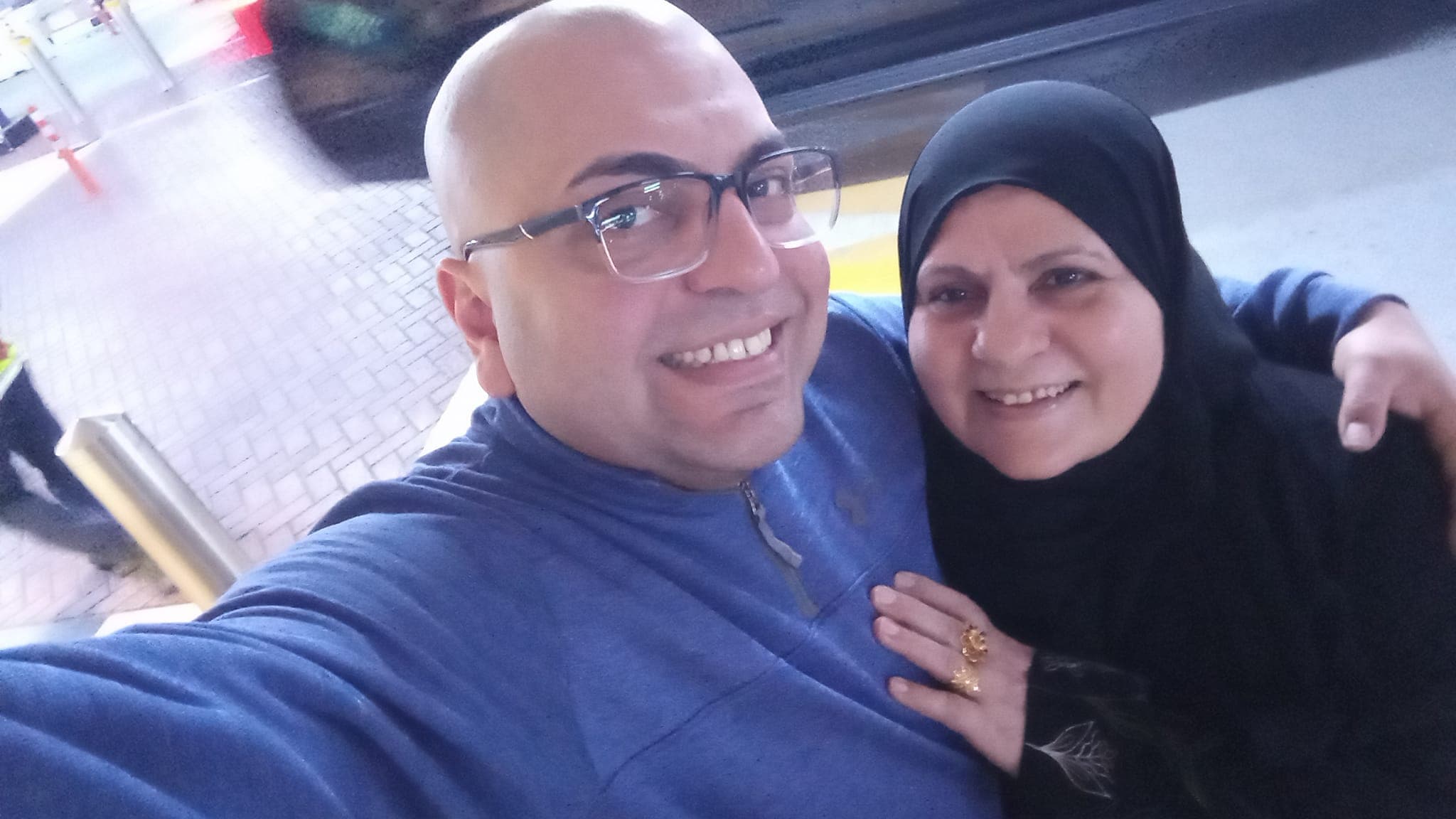 פעיל השלום העזתי אחמד פואד אל-ח&#039;טיב ואמו, שהצליחה לעזוב את עזה לאחרונה, בדובאי, 26 במרץ 2024 (צילום: באדיבות ח&#039;טיב)