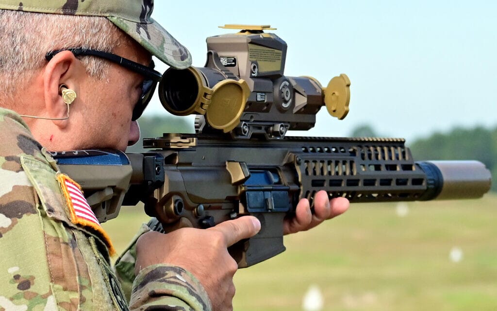 קצין בצבא ארצות הברית מתאמן בירי ברובה הסער החדש של צבא ארה&quot;ב, XM7, בבסיס פורט קמבל, קטנטקי, ספטמבר 2023 (צילום: U.S. Army/Kayla Cosby)