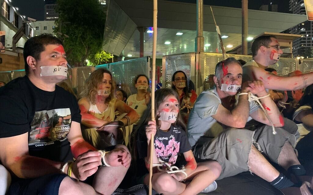 הפגנה לשחרור החטופים ביום ה-200 לשבי. 23 באפריל 2024 (צילום: Charlie Summers/Times of Israel) הפגנה לשחרור החטופים ביום ה-200 לשבי. 23 באפריל 2024 (צילום: Charlie Summers/Times of Israel)